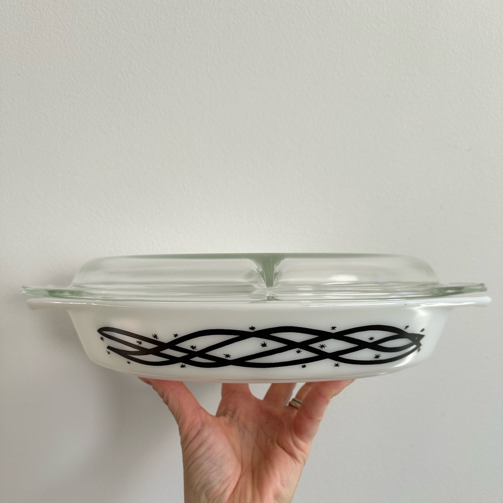 Vintage 1958 PYREX split dish 🖤🤍
Barbed wire 1.5 quart with lid